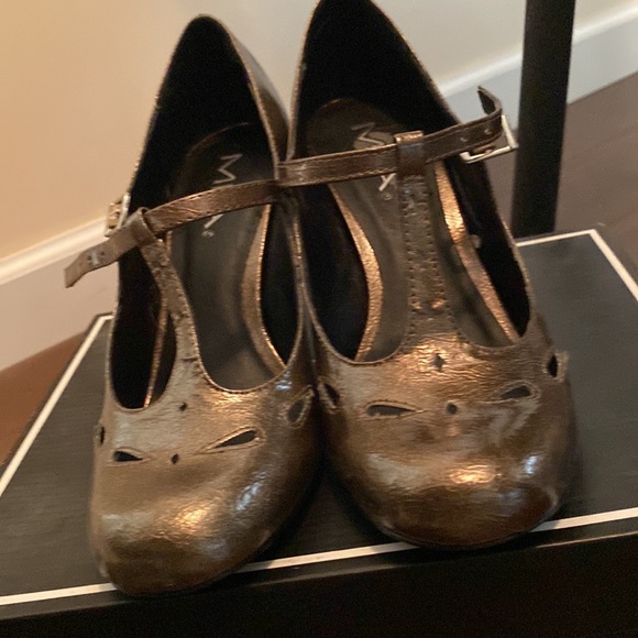 Mia gold t-straps 7.5 excellent used condition original box - Picture 2 of 11